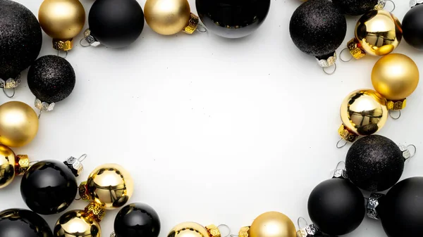 Χριστουγεννιάτικο Φόντο Χρυσό Μαύρα Μπιχλιμπίδια Χρυσές Μπάλες Χριστουγεννιάτικη Διακόσμηση Λευκό — Φωτογραφία Αρχείου