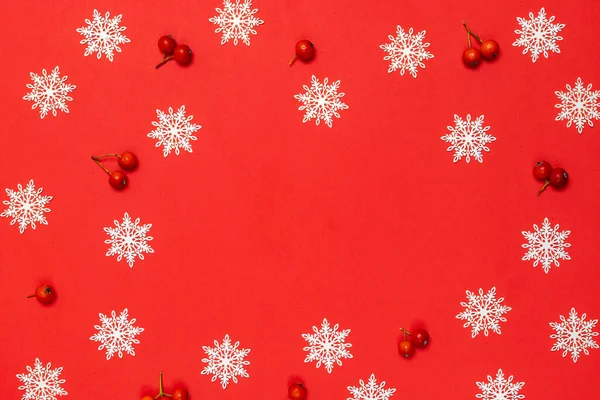 Свято Зимового Фону Білі Сніжинки Червона Ягода Різдвяній Композиції Червоному — стокове фото