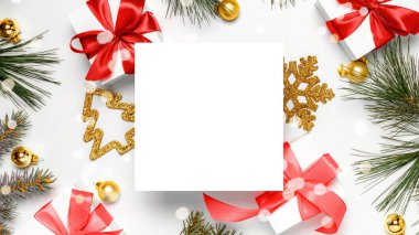 Noel kompozisyonu. Kırmızı kurdeleli beyaz hediye kutusu, yeni yıl baloları ve tebrik kartı için beyaz arkaplanda Noel ağacı kompozisyonu. Düz konum, üst görünüm, kopyalama alanı.