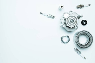 Kısmen izole. Yeni metal araba parçası seti. Otomobil motoru yedek veya otomotiv parçası beyaz arka planda izole edildi. Metin için alanı olan mekanik ekipman teknolojisi