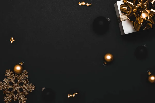 Рождественская Распродажа Белый Подарок Золотым Луком Золотые Шары Блестящие Гирлянды — стоковое фото