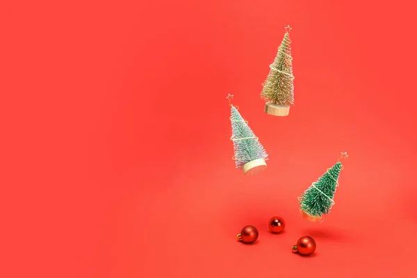 Kerstkrans Zilver Gouden Groene Winterboom Vallen Met Rode Ballen Sprankelende — Stockfoto