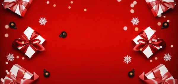 Рождественский Венок Белые Подарки Алым Луком Красные Шары Сверкающие Огни — стоковое фото