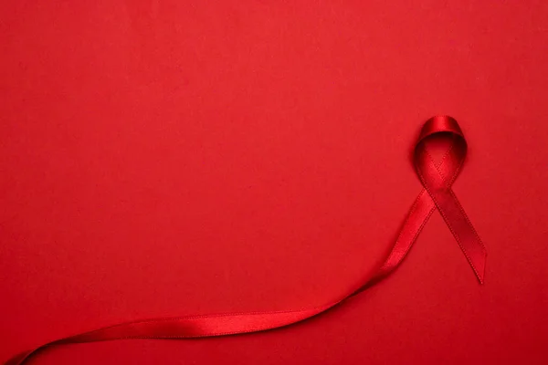 Apoio Hiv Símbolo Fita Vermelha Dia Mundial Hiv Fundo Vermelho — Fotografia de Stock