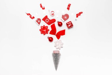 Noel arka planı beyaz. Çorap, hediyeler, kış ağacı, kurdele ve tebrik kartı için beyaz arka planda noel kompozisyonu. Noel, kış, yeni yıl konsepti