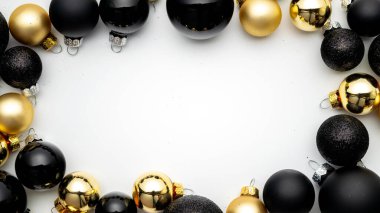 Tatil kışı geçmişi. Beyaz arka planda altın Noel süslemeleri. Kopya alanına sahip kış şenliği kompozisyonu.