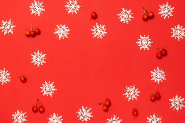 Neujahrsmuster Weiße Schneeflocken Rote Beeren Weihnachtlicher Komposition Auf Rotem Hintergrund — Stockfoto