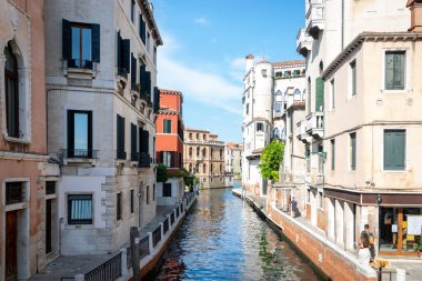 Tarihi köprüsü ve romantik teknesi olan eski İtalyan mimarisi. Venezia 'da. Avrupa 'da gondol için büyük kanal. İtalya, Venedik