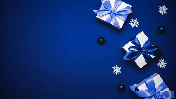 Рождественское Украшение Белый Подарок Голубым Луком Голубыми Шарами Зимней Елкой — стоковое фото