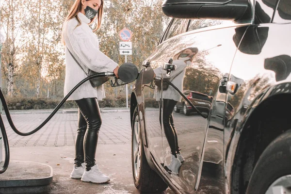 Αντλώντας Καύσιμα Αυτοκινήτων Στο Σταθμό Πετρελαίου Γυναίκα Χέρι Ανεφοδιασμού Καυσίμου — Φωτογραφία Αρχείου