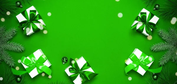 新年快乐 白色礼物与翡翠弓 绿色的球和闪光的灯在圣诞装饰绿色背景的贺卡 圣诞节 新年的概念 — 图库照片