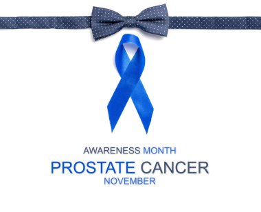 Mavi kurdele kanseri. Kasım ayında erkek sağlığının prostat kanseri olduğunun farkındalığı. Mavi kurdele, beyaz arka planda izole edilmiş moda papyonu. Onkolojinin sembolü insanı etkiledi. Boşluğu kopyala