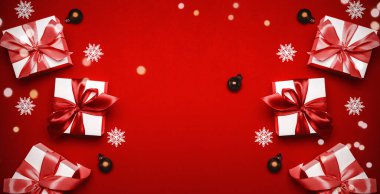Noel süsleri. Kırmızı kurdeleli beyaz hediye kutusu, yeni yıl baloları ve tebrik kartı için koyu kırmızı arka planda Xmas kompozisyonu olan parlak ışıklar. Dekorasyon, metin için boşluk kopyala