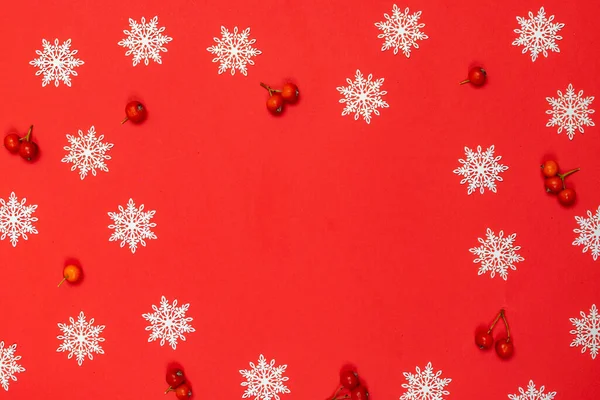Різдвяна Композиція Червона Ягода Білі Сніжинки Формі Рамки Червоному Тлі — стокове фото
