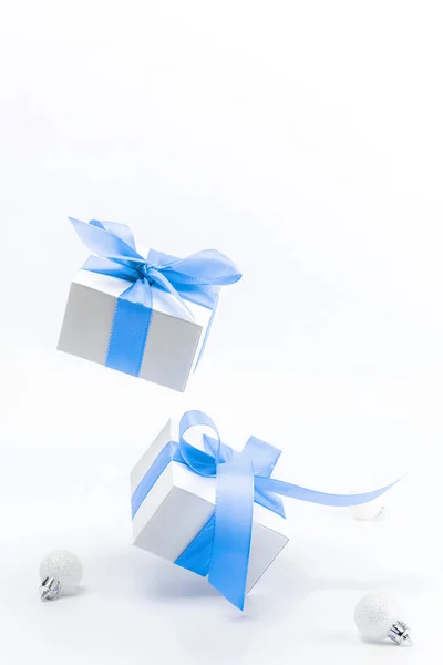 Χριστουγεννιάτικη Σύνθεση Λευκό Κουτί Δώρου Μπλε Κορδέλα Μπάλες Πρωτοχρονιάς Χριστουγεννιάτικη — Φωτογραφία Αρχείου
