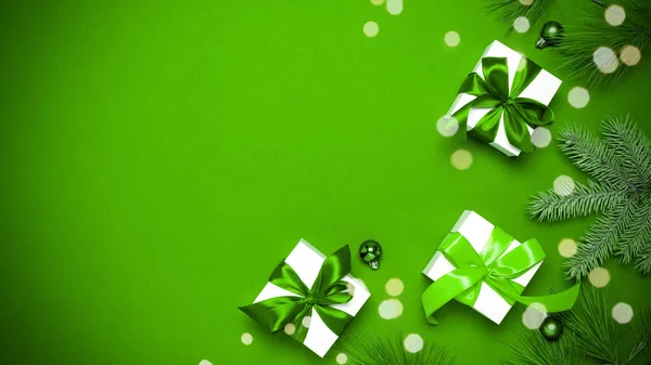 Decoração Natal Fundo Verde Presentes Brancos Com Arco Esmeralda Bolas — Fotografia de Stock