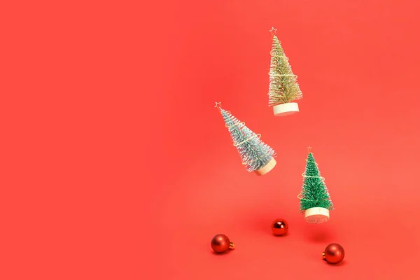 Weihnachtsverkauf Silberner Goldener Und Grüner Winterbaum Der Mit Roten Kugeln — Stockfoto