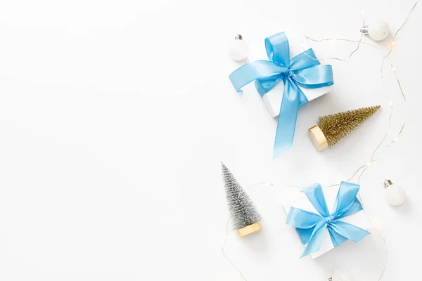 Зимний Фон Синий Белая Подарочная Коробка Голубой Лентой Новогодние Шары — стоковое фото