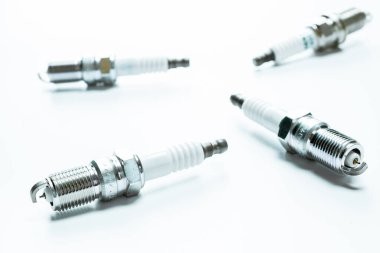 Araba motoru. Yeni metal araba parçası seti. Otomatik bujiler ya da beyaz arkaplanda izole edilmiş bir otomotiv parçası. Otomobil motoru servisi