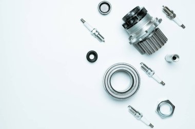 Araba parçaları. Otomobil motoru yedek veya beyaz arka planda otomotiv parçası. Yeni metal araba parçası seti. Düz konum, üst görünüm, kopyalama alanı