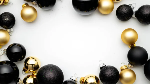 Χρυσή Κορδέλα Δώρου Μαύρα Μπιχλιμπίδια Χρυσές Μπάλες Χριστουγεννιάτικη Διακόσμηση Λευκό — Φωτογραφία Αρχείου