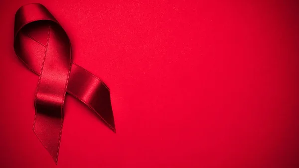 Rákos Szalagok Piros Szalag Szimbólum Hiv Világnap Sötét Vörös Háttér — Stock Fotó
