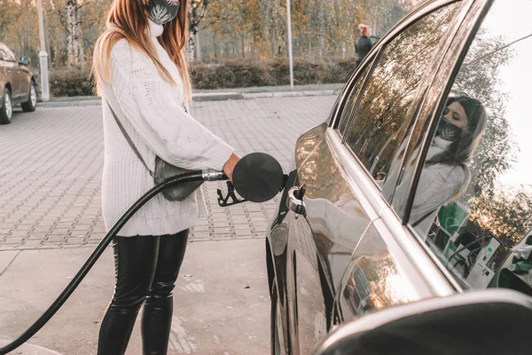 Bombeo Gasolina Coche Estación Petróleo Mujer Repostar Mano Tanque Boquilla —  Fotos de Stock