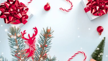 Noel tasarımı. Kırmızı kurdeleli beyaz hediye kutusu, yeni yıl baloları ve tebrik kartı için beyaz arka planda Noel kompozisyonu olan kış ağacı. Metin için alanı olan Xmas arkaplanı