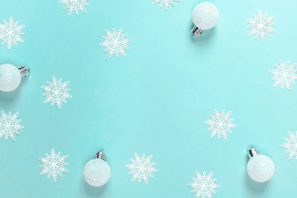 Weihnachten Hintergrund Weiße Schneeflocken Silberne Kugeln Weihnachtlicher Komposition Auf Pastellblauem — Stockfoto