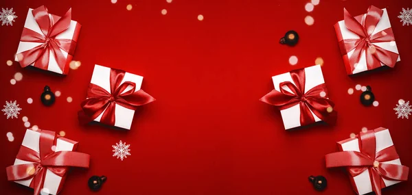 Winter Hintergrund Rot Weiße Geschenke Mit Scharlachroter Schleife Roten Kugeln — Stockfoto