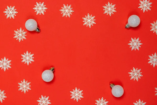 Різдвяний Шаблон Білі Сніжинки Срібні Кульки Різдвяній Композиції Червоному Тлі — стокове фото