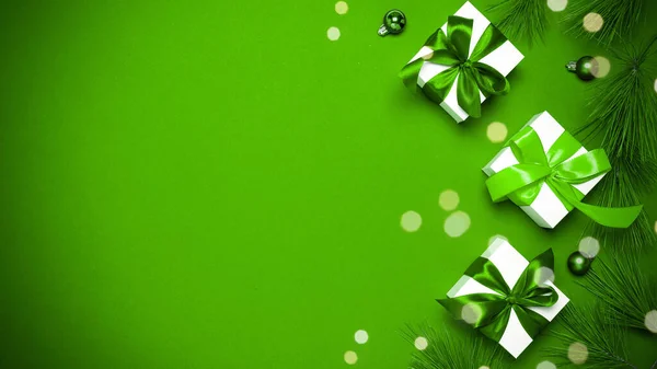 Χριστουγεννιάτικη Διακόσμηση Λευκά Δώρα Σμαραγδένιο Φιόγκο Πράσινες Μπάλες Και Λαμπερά — Φωτογραφία Αρχείου