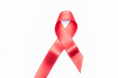 HIV günü. HIV dünyasındaki kırmızı kurdele sembolü beyaz arka planda izole edilmiş. Farkındalık yardımcıları ve kanser. Yaşlanma Sağlık Ay konsepti