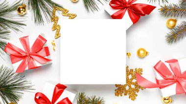 Noel kompozisyonu. Kırmızı kurdeleli beyaz hediye kutusu, yeni yıl baloları ve tebrik kartı için beyaz arkaplanda Noel ağacı kompozisyonu. Düz konum, üst görünüm, kopyalama alanı.