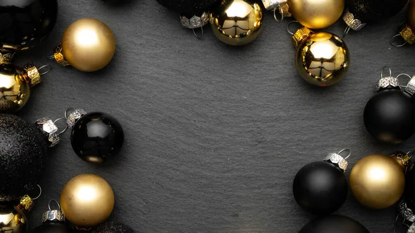Χρυσή Κορδέλα Δώρου Μαύρα Μπιχλιμπίδια Χρυσές Μπάλες Χριστουγεννιάτικη Διακόσμηση Σκούρο — Φωτογραφία Αρχείου