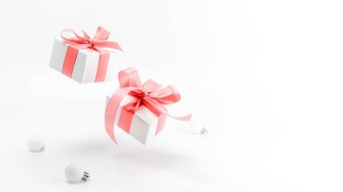 Kırmızı Noel arkaplanı. Kırmızı kurdeleli beyaz hediye kutusu, yeni yıl baloları, tebrik kartı için beyaz arka planda. Metnin için dekorasyon ve kopyalama alanı