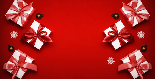 Geschenkschachteln Scharlachrot Weiße Geschenke Mit Scharlachrotem Band Neujahrskugeln Und Funkelnden — Stockfoto