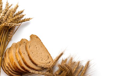 Somun ekmek. Çavdar ekmeği ve ekmek kırıntılarıyla. Buğday tohumu kulaklı ve beyaz arka planda izole edilmiş taze bir somun köy ekmeği. Biyolojik malzemeler, çok sağlıklı tohumlar.