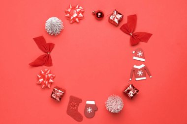 Noel çelengi. Çorap, hediyeler, kış ağacı, kurdele ve selamlama kartı için kırmızı arka planda fiyonk. Metin için alanı olan Xmas arkaplanı