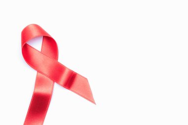 HIV desteği. HIV dünyasındaki kırmızı kurdele sembolü beyaz arka planda izole edilmiş. Farkındalık yardımcıları ve kanser. Yaşlanma Sağlık Ay konsepti