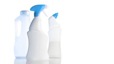 Püskürtme şişesi, boş pompa temiz plastik konteyner kozmetik sabun seti ve mineral şampuanı. Antiseptik jel, beyaz arka planda su boşluğu kapağında izole edilmiş. Antibakteriyel dezenfektan tüpü.