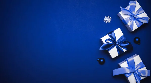 Feliz Navidad Regalo Blanco Con Lazo Cián Bolas Azules Árbol —  Fotos de Stock