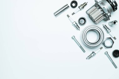Araç parçaları. Otomobil motoru yedek veya beyaz arka planda otomotiv parçası. Yeni metal araba parçası seti. Metin için alanı olan tamir ve araç servisi