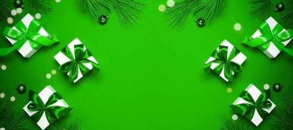 圣诞节背景 白色礼品盒 上有翡翠彩带 新年彩球和彩灯 圣诞组合为深绿色 用于贺卡 复制空间 — 图库照片