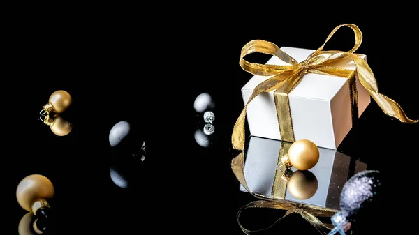 Świąteczny Wieniec Biały Prezent Złotym Łukiem Złote Kulki Nowy Rok — Zdjęcie stockowe