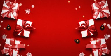 Sürpriz kutu. Kırmızı kurdeleli beyaz hediyeler, kırmızı toplar ve kostüm süslemeli parlak ışıklar tebrik kartı için kırmızımsı arka planda. Düz konum, üst görünüm, kopyalama alanı