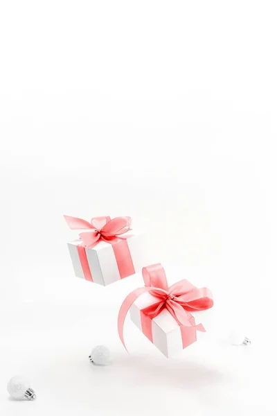 Karácsonyi Dekoráció Fehér Ajándékok Piros Szalaggal Szilveszteri Labdák Karácsonyi Dekoráció — Stock Fotó