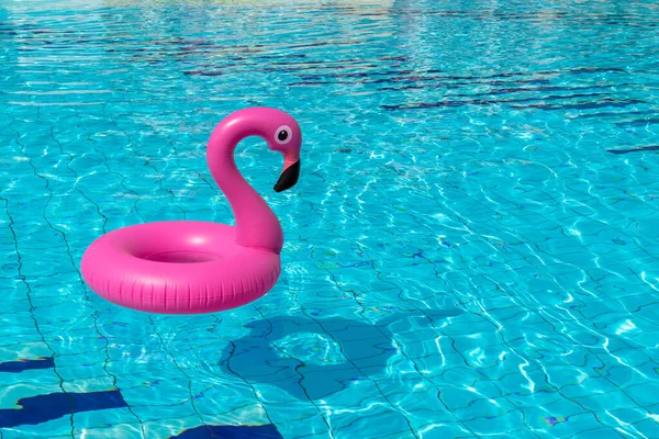 Sommer Konzept Hintergrund Rosa Aufblasbare Flamingo Pool Wasser Für Sommer — Stockfoto