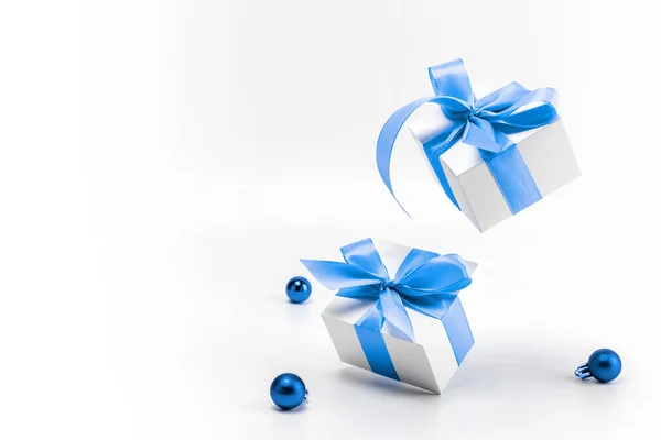Різдвяна Прикраса Білі Подарунки Блакитною Стрічкою Новорічними Кульками Різдвяному Прикрасі — стокове фото