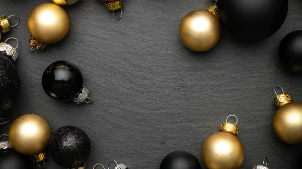 Καλές Χειμερινές Διακοπές Μαύρα Μπιχλιμπίδια Χρυσές Μπάλες Χριστουγεννιάτικη Διακόσμηση Σκούρο — Φωτογραφία Αρχείου